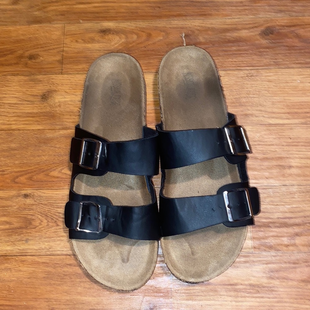 I am selling black bed slides that I got but couldn’t fit because it’s too big